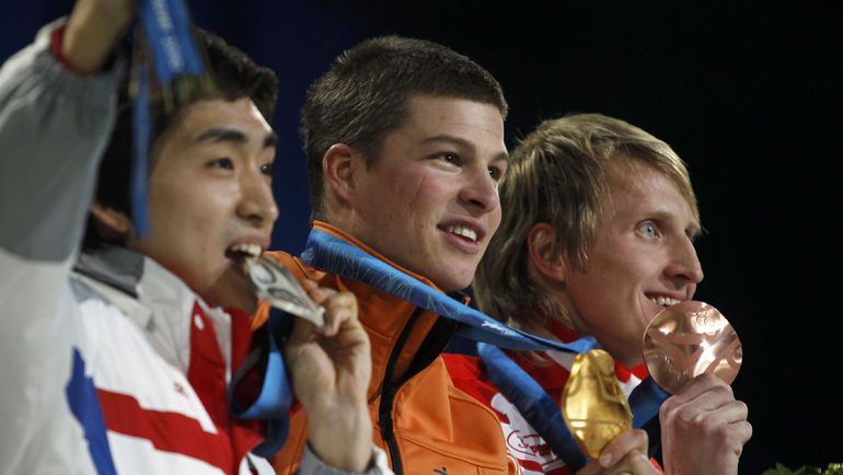 14 февраля 2010 года. Ванкувер. Олимпийский чемпион на 5000 м Свен КРАМЕР (в центре) и Иван СКОБРЕВ (справа). Фото REUTERS 14 февраля 2010 года. Ванкувер. Олимпийский чемпион на 5000 м Свен КРАМЕР (в центре) и Иван СКОБРЕВ (справа). Фото REUTERS
