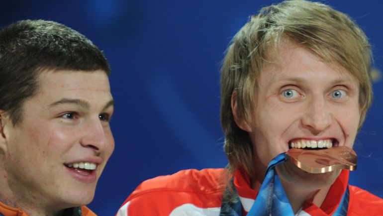 14 февраля 2010 года. Ванкувер. Олимпийский чемпион на 5000 м Свен КРАМЕР (слева) и бронзовый призер Иван СКОБРЕВ. Фото AFP 14 февраля 2010 года. Ванкувер. Олимпийский чемпион на 5000 м Свен КРАМЕР (слева) и бронзовый призер Иван СКОБРЕВ. Фото AFP