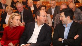 Олег СКВОРЦОВ (в центре) с супругой Натальей и Владимир КРАМНИК.