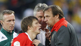 18 июня 2008 года. Инсбрук. Euro-2008. Россия - Швеция - 2:0. Тренеры нашей сборной Гус ХИДДИНК и Александр БОРОДЮК (справа) дают указания Андрею АРШАВИНУ.