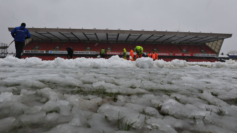 22 марта 2013 года. Белфаст. Поле стадиона под снегом. Фото Александр ФЕДОРОВ, "СЭ"
