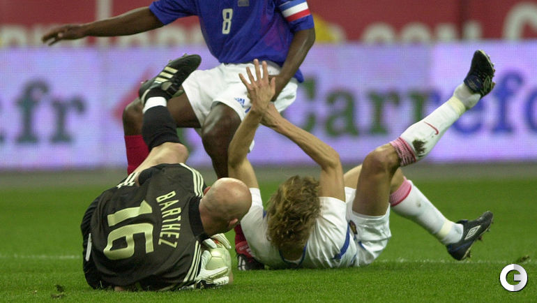 15 апреля 2002. Карпин против Зидана. Футбол Россия Франция 2002 драка. Россия Франция 1999.