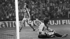 19 июня 1984 года. Сент-Этьен. Франция - Югославия - 3:2. Мишель ПЛАТИНИ забивает очередной гол в ворота югославского вратаря Зорана СИМОВИЧА.