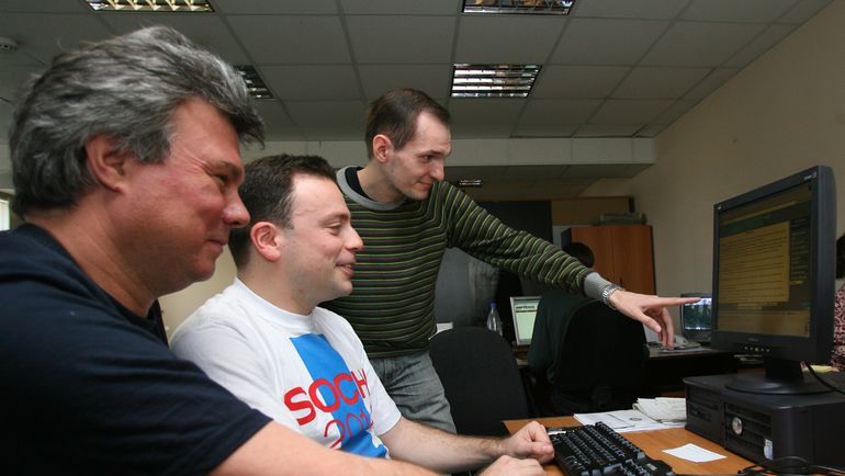 Чат журналистов "СЭ" - Александра ПРОСВЕТОВА (слева), Игоря РАБИНЕРА (в центре) и Константина АЛЕКСЕЕВА с читателями перед поездкой на Euro-2008. Фото Алексей ИВАНОВ, "СЭ"
