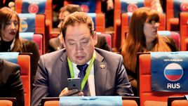 12 декабря 2015 года. Париж. Леонид СЛУЦКИЙ перед жеребьевкой финальной части чемпионата Европы.