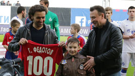 Воскресенье. Химки. ЦСКА – "Динамо" - 1:0. Роман БАБАЕВ вручает именную футболку Григория Федотова внуку легендарного форварда - Григорию ФЕДОТОВУ-младшему, который пришел на стадион со своим сыном.
