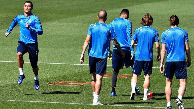 Вчера. Мадрид. КРИШТИАНУ РОНАЛДУ (слева) и его партнеры на тренировке "Реала". Фото AFP