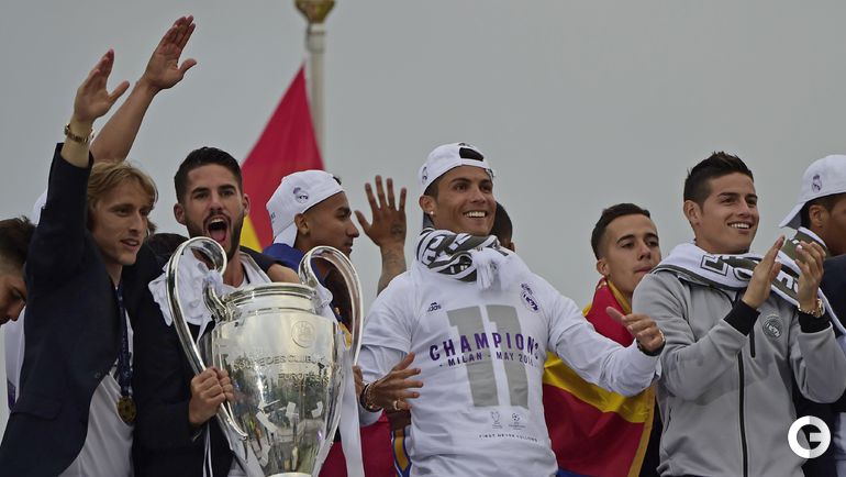 игроки Реала празднуют победу с кубком