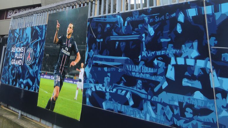 Вчера. Афиши с изображением Златана Ибрагимовича у стадиона "Парк де Пренс" по-прежнему зовут на футбол. Фото Владимир РАУШ , "СЭ"