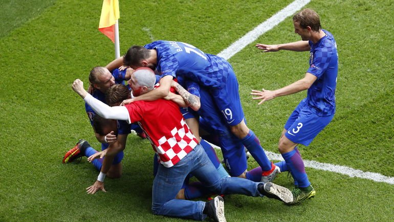 футболисты сборной Хорватии эмоционально празднуют победу