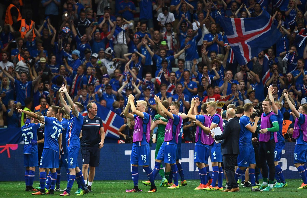 Исландия чемпионат европы. Исландия футбол сборная. Игра сборной Исландии. Стадион сборной Исландии по футболу. Исландские футболисты.