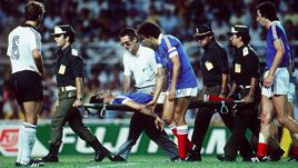 8 июля 1982. Севилья. ФРГ - Франция - 3:3, пен. - 5:4. Мишель ПЛАТИНИ сопровождает носилки, на которых с поля уносят Патрика БАТТИСТОНА после столкновения с Харальдом Шумахером.