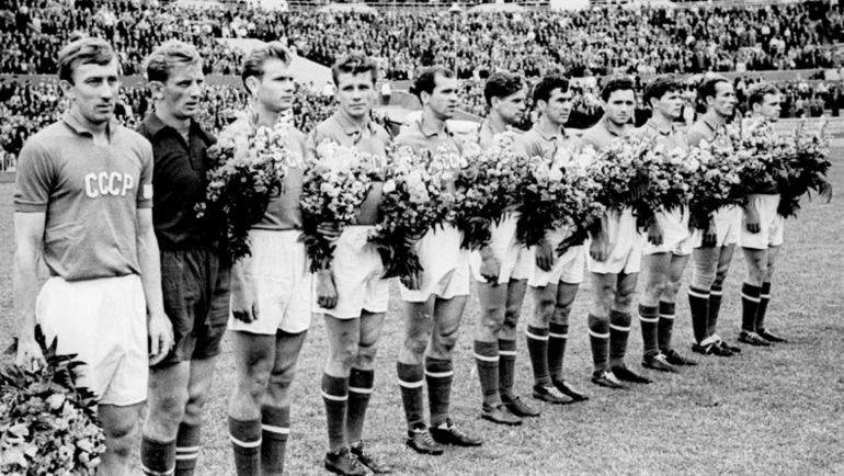 1957 год. Игрок сборной СССР Анатолий ИСАЕВ - третий справа. Фото Олег НЕЕЛОВ 1957 год. Игрок сборной СССР Анатолий ИСАЕВ - третий справа. Фото Олег НЕЕЛОВ