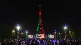 Воскресенье. Париж. Символ Франции - Эйфелева башня окрашена в цвета Португалии - победителя Euro-2016.