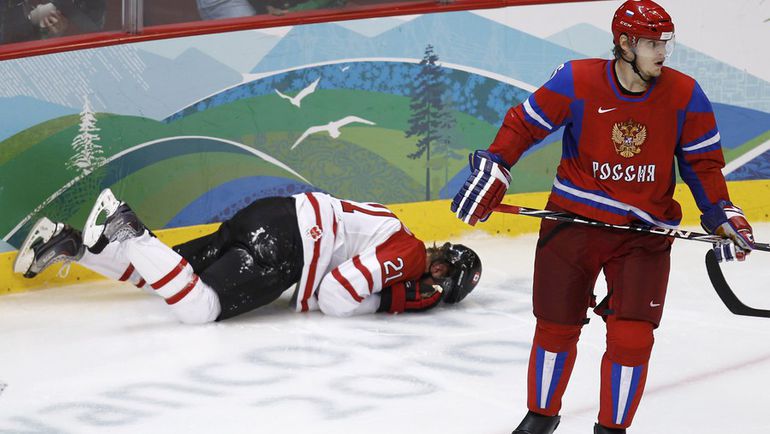 Антон ВОЛЧЕНКОВ (справа) играл за сборную России на Олимпиаде-2010 в Ванкувере, но остался вне заявки на домашние Игры-2014 в Сочи. Фото REUTERS Антон ВОЛЧЕНКОВ (справа) играл за сборную России на Олимпиаде-2010 в Ванкувере, но остался вне заявки на домашние Игры-2014 в Сочи. Фото REUTERS
