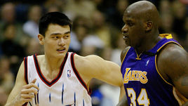 Яо МИН в своем первом сезоне в НБА и Шакил О'НИЛ.