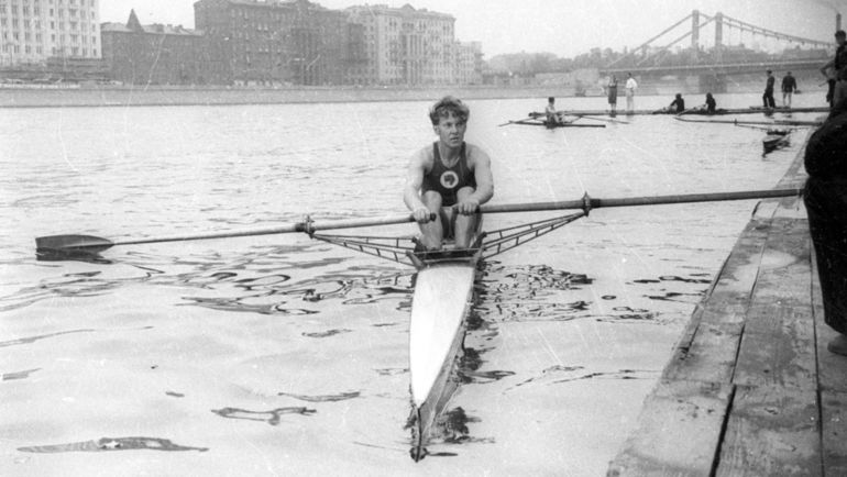 1952 год. Москва. Юрий ТЮКАЛОВ готовится к Олимпиаде в Хельсинки. Фото Анатолий БОЧИНИН 1952 год. Москва. Юрий ТЮКАЛОВ готовится к Олимпиаде в Хельсинки. Фото Анатолий БОЧИНИН