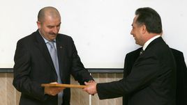 23 декабря 2006 года. Москва. Станислав ЧЕРЧЕСОВ получает тренерскую лицензию из рук Виталия МУТКО.