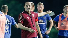 Сегодня. Белек. Станислав ЧЕРЧЕСОВ руководит тренировкой сборной.