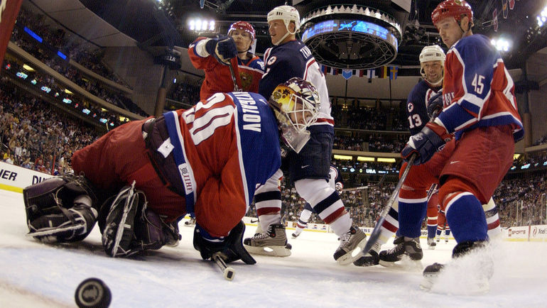 7 сентября 2004 года. Миннесота. США - Россия - 5:3. Илья БРЫЗГАЛОВ пропскает гол. Фото REUTERS 7 сентября 2004 года. Миннесота. США - Россия - 5:3. Илья БРЫЗГАЛОВ пропскает гол. Фото REUTERS