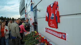 Болельщики возлагают цветы к "Арене-2000" в память о погибших в авиакатастрофе игроков "Локомотива".