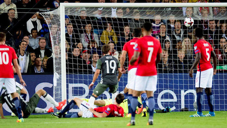 Воскресенье. Осло. Норвегия - Германия - 0:3. Томас МЮЛЛЕР (№13) забивает гол. Фото REUTERS Воскресенье. Осло. Норвегия - Германия - 0:3. Томас МЮЛЛЕР (№13) забивает гол. Фото REUTERS