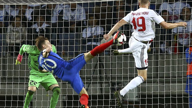 Понедельник. Борисов. Белоруссия - Франция - 0:0. Кевин ГАМЕЙРО (№20) наносит удар по воротам Андрея ГОРБУНОВА. Фото REUTERS Понедельник. Борисов. Белоруссия - Франция - 0:0. Кевин ГАМЕЙРО (№20) наносит удар по воротам Андрея ГОРБУНОВА. Фото REUTERS