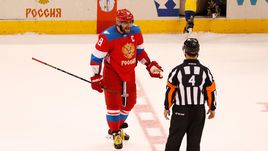 Воскресенье. Торонто. Россия - Швеция - 1:2. Александр ОВЕЧКИН спорит с судьями, не засчитавшими его второй гол.