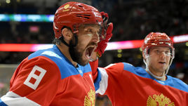 Четверг. Торонто. Россия - Финляндия - 3:0. Александр ОВЕЧКИН (слева) и Евгений КУЗНЕЦОВ поздравляют своего партнера по звену Владимира Тарасенко с заброшенной шайбой.