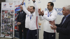 Главный тренер сборной России Сергей СКОРОВИЧ (в центре) и президент АМФР Эмиль АЛИЕВ (справа).