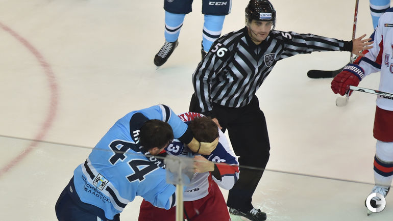 артюхин драки. артюхин евгений против финов. артюхин хоккей драка. драки артюхина в хоккее видео. евгений артюхин драки.