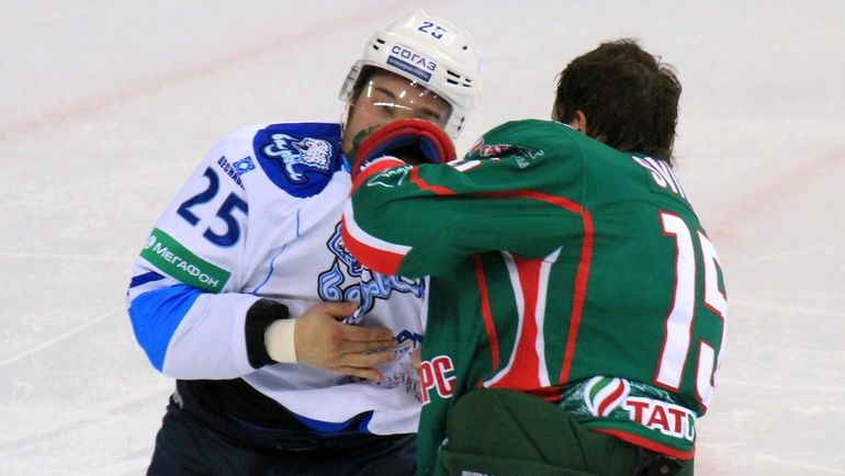 Дамир РЫСМПАЕВ и Александр СВИТОВ. Фото photo.khl.ru Дамир РЫСМПАЕВ и Александр СВИТОВ. Фото photo.khl.ru