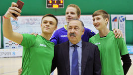 Валерий ГАЗЗАЕВ с чемпионами юношеской лиги - ФК "Феникс".