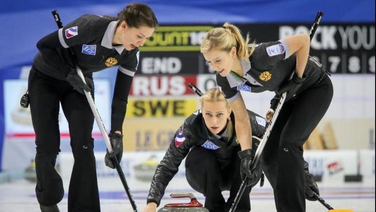 Галина АРСЕНЬКИНА (слева), Виктория МОИСЕЕВА (в центре) и Юлия ГУЗИЕВА. Фото worldcurling.org Галина АРСЕНЬКИНА (слева), Виктория МОИСЕЕВА (в центре) и Юлия ГУЗИЕВА. Фото worldcurling.org
