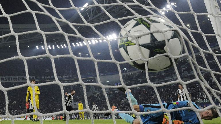 Мяч в воротах "Динамо" из Загреба. Фото REUTERS