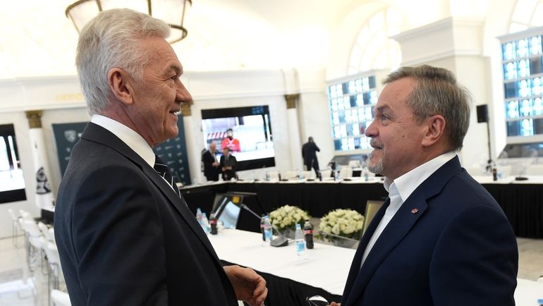 Председатель Совета директоров КХЛ Геннадий ТИМЧЕНКО и Владимир ШАЛАЕВ. Фото photo.khl.ru Председатель Совета директоров КХЛ Геннадий ТИМЧЕНКО и Владимир ШАЛАЕВ. Фото photo.khl.ru