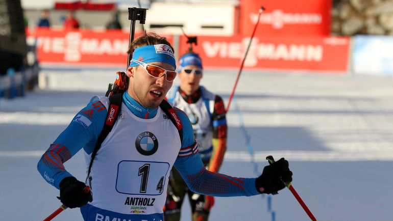 Антон ШИПУЛИН опережает на финише эстафеты в Антхольце Симона ШЕМПА. Фото AFP