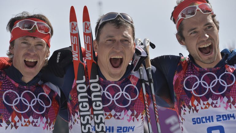 FIS отстранила Александра ЛЕГКОВА (в центре) и Максима ВЫЛЕГЖАНИНА (слева) от соревнований, обвинив их в манипуляциях с допинг-пробами во время Игр в Сочи. Фото AFP FIS отстранила Александра ЛЕГКОВА (в центре) и Максима ВЫЛЕГЖАНИНА (слева) от соревнований, обвинив их в манипуляциях с допинг-пробами во время Игр в Сочи. Фото AFP