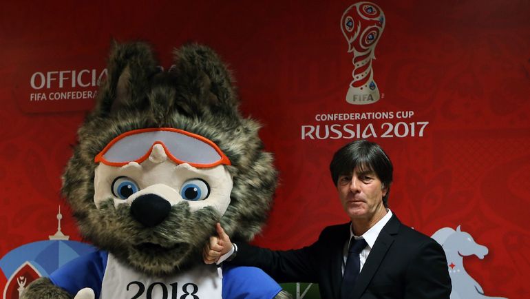 26 ноября. Казань. Волк Забивака и главный тренер сборной Германии, чемпион мира-2014 Йоахим ЛЕВ. Фото AFP 26 ноября. Казань. Волк Забивака и главный тренер сборной Германии, чемпион мира-2014 Йоахим ЛЕВ. Фото AFP