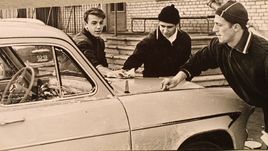 Валерий МАСЛОВ и Валерий ФАДЕЕВ помогают Виктору ЦАРЕВУ (справа), первому обладателю "Москвича-403" в "Динамо".