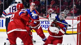 Среда. Монреаль. США - Россия - 4:3 ОТ. Илья САМСОНОВ отводит угрозу от своих ворот. Его команда уступила США по буллитам - после чего те взяли золото в такой же послематчевой серии.