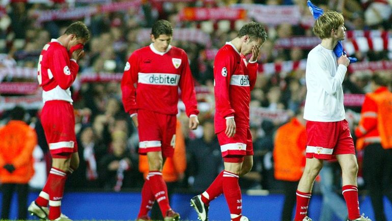 Марио ГОМЕС (второй слева) и партнеры по "Штутгарту" после матча с "Челси" в марте 2004 года. Фото REUTERS