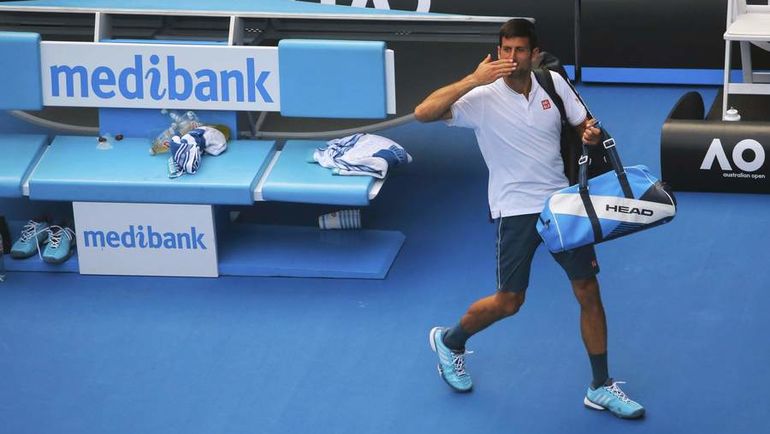 Четверг. Мельбурн. Новак ДЖОКОВИЧ покидает Australian Open. Фото REUTERS Четверг. Мельбурн. Новак ДЖОКОВИЧ покидает Australian Open. Фото REUTERS