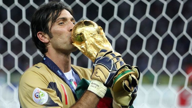 9 июля 2006 года. Берлин. Италия - Франция - 1:1. Пенальти - 5:3. Джанлуиджи БУФФОН - чемпион мира. Фото AFP 9 июля 2006 года. Берлин. Италия - Франция - 1:1. Пенальти - 5:3. Джанлуиджи БУФФОН - чемпион мира. Фото AFP