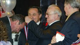 11 марта 2003 года. Никита СИМОНЯН вручает Олегу РОМАНЦЕВУ бронзовую медаль.