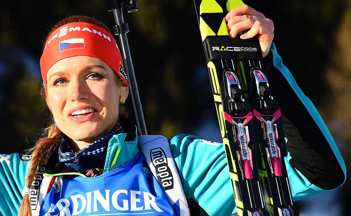 Дик сауулардың арасында отырады