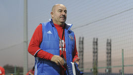 Главный тренер сборной России Станислав ЧЕРЧЕСОВ.