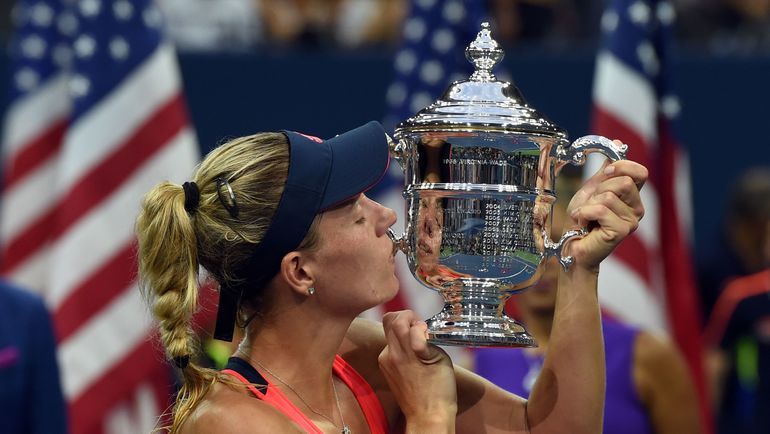 10 сентября 2010 года. Нью-Йорк. Мария ШАРАПОВА с кубком за победу на US Open. Фото AFP 10 сентября 2010 года. Нью-Йорк. Мария ШАРАПОВА с кубком за победу на US Open. Фото AFP