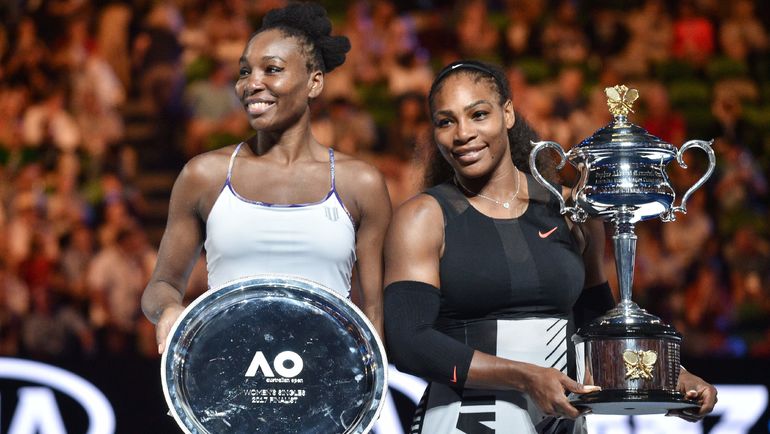 28 января. Мельбурн. Серена (справа) и Винус УИЛЬЯМС после финала Australian Open-2017. Фото AFP 28 января. Мельбурн. Серена (справа) и Винус УИЛЬЯМС после финала Australian Open-2017. Фото AFP