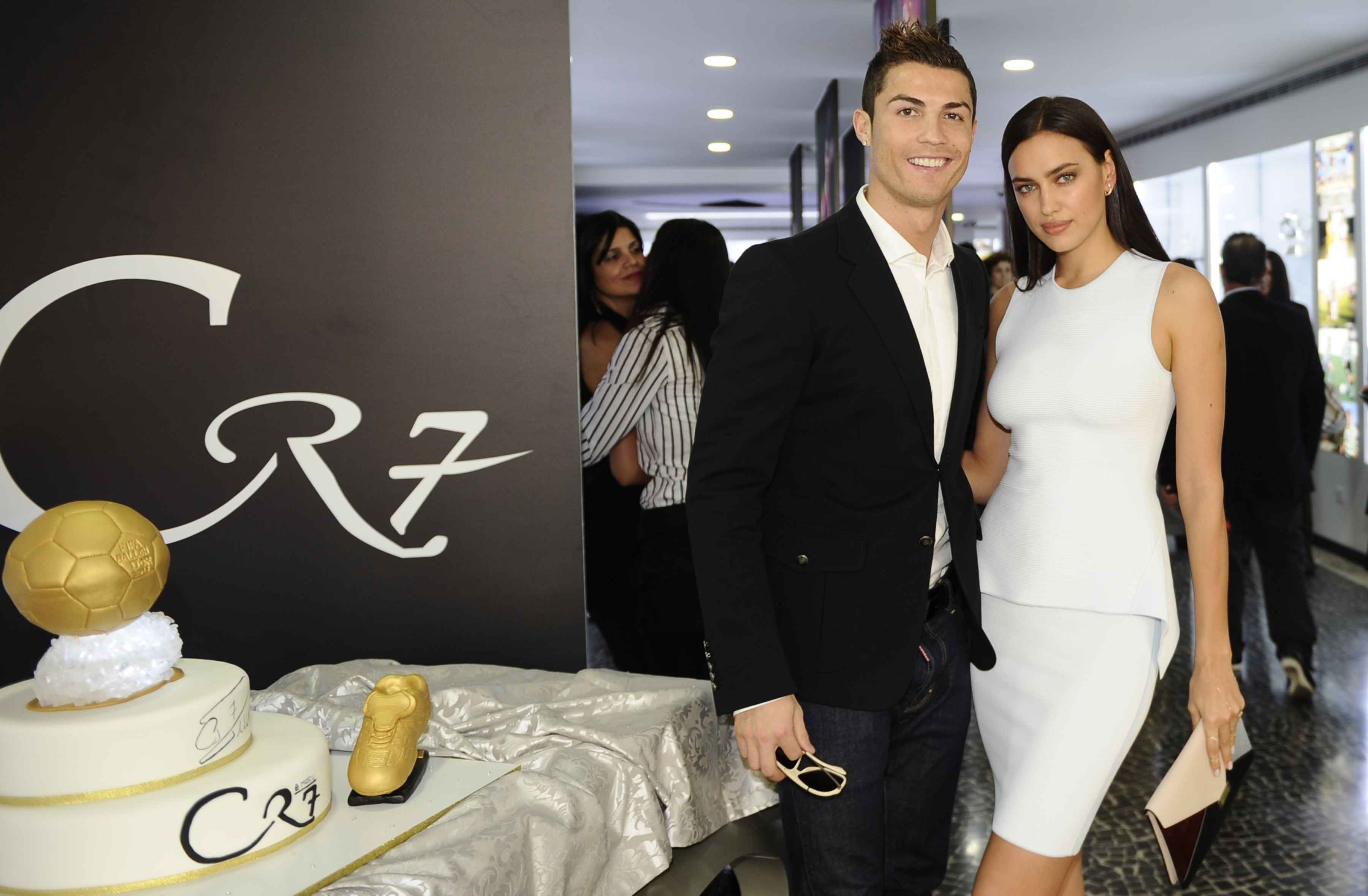 Жена роналду с тренером. Irina Shayk and Cristiano Ronaldo. Irina Shayk Ronaldo. Жена Роналдо.